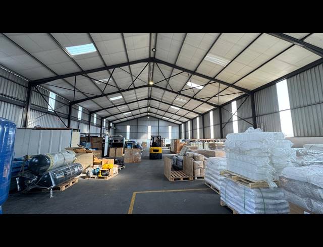 900M² WAREHOUSE TO LET IN LINBRO PARK